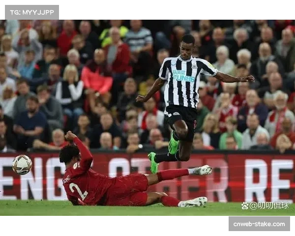 纽卡如何通过高位逼抢限制布莱顿的传控体系